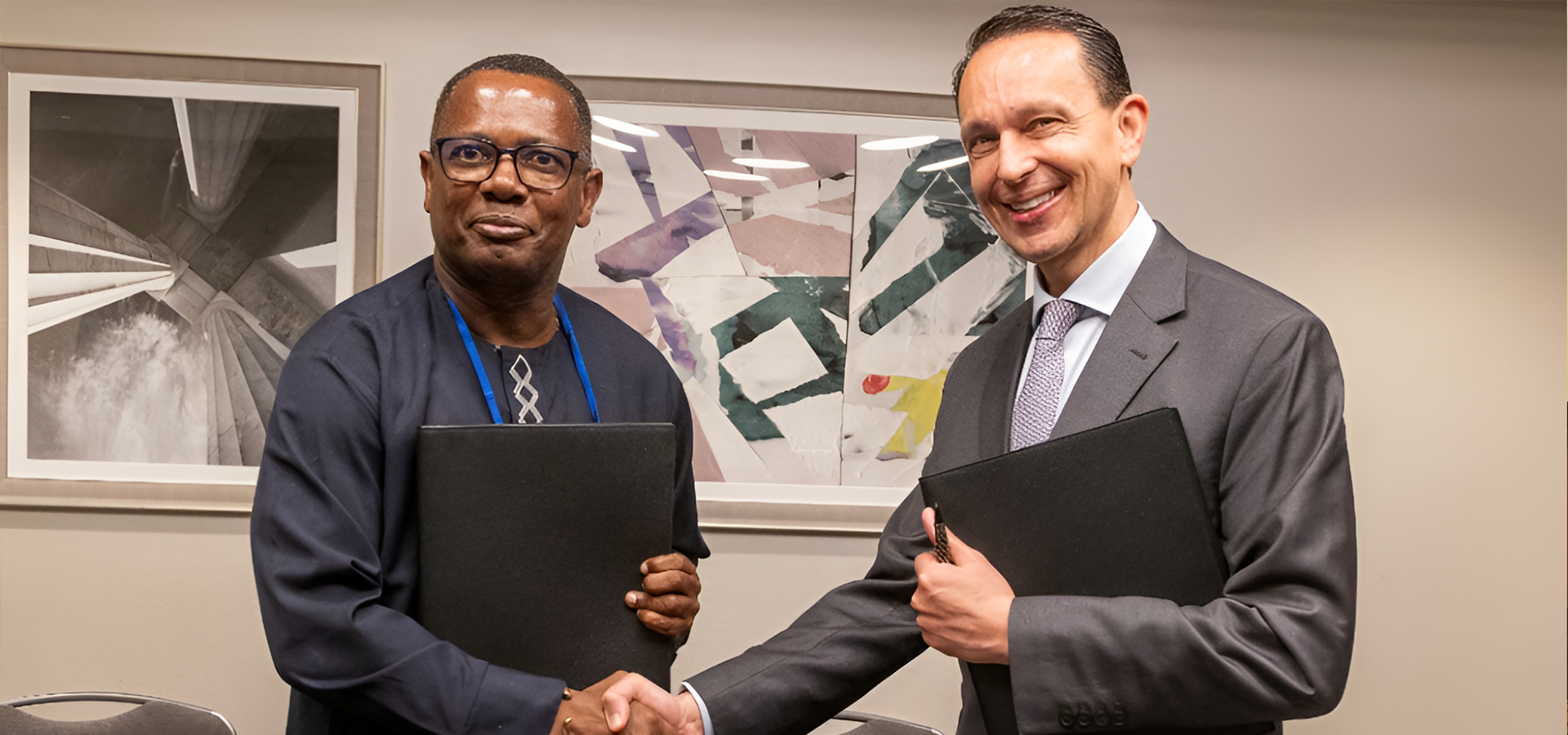 A iib África Ocidental e o Ministério das Finanças de Cabo Verde assinam um memorando de entendimento para lançar um título verde com garantia soberana para a EDEC
